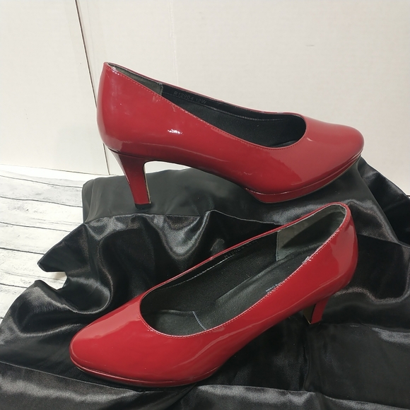 Rose Petals Woman's SZ 12W by Walking Cradles Cap Toe Red Heels Patent Leather - Picture 3 of 13